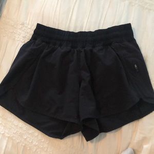 Lululemon tracker v shorts